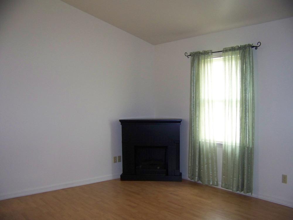 1422 Eanes Road Roanoke, VA 24014 - Photo 4 of 5 a view of an empty room with a window
