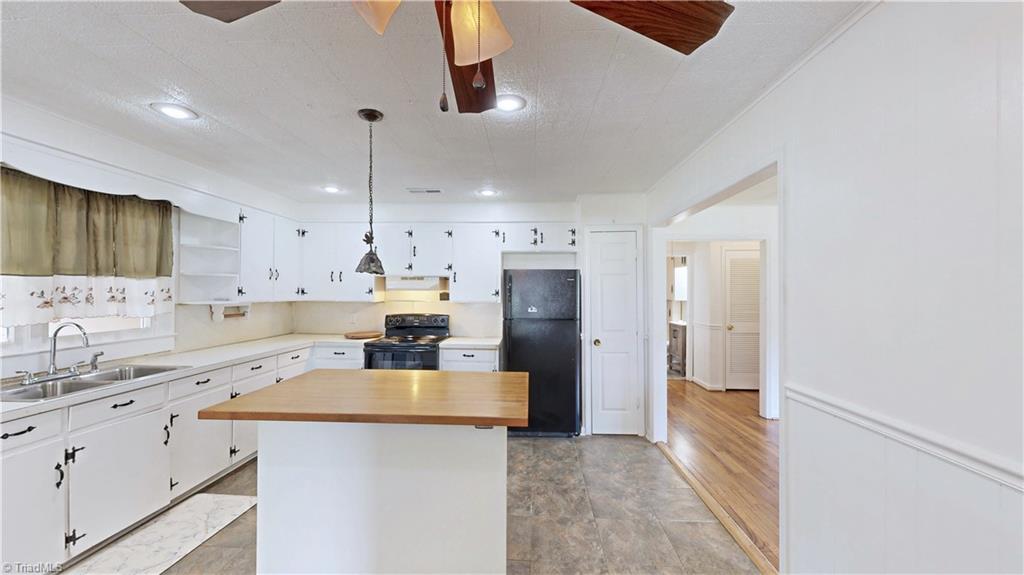 201 Kendall Mill Road Thomasville, NC 27360 - Photo 23 of 30 Kitchen & Nice Island