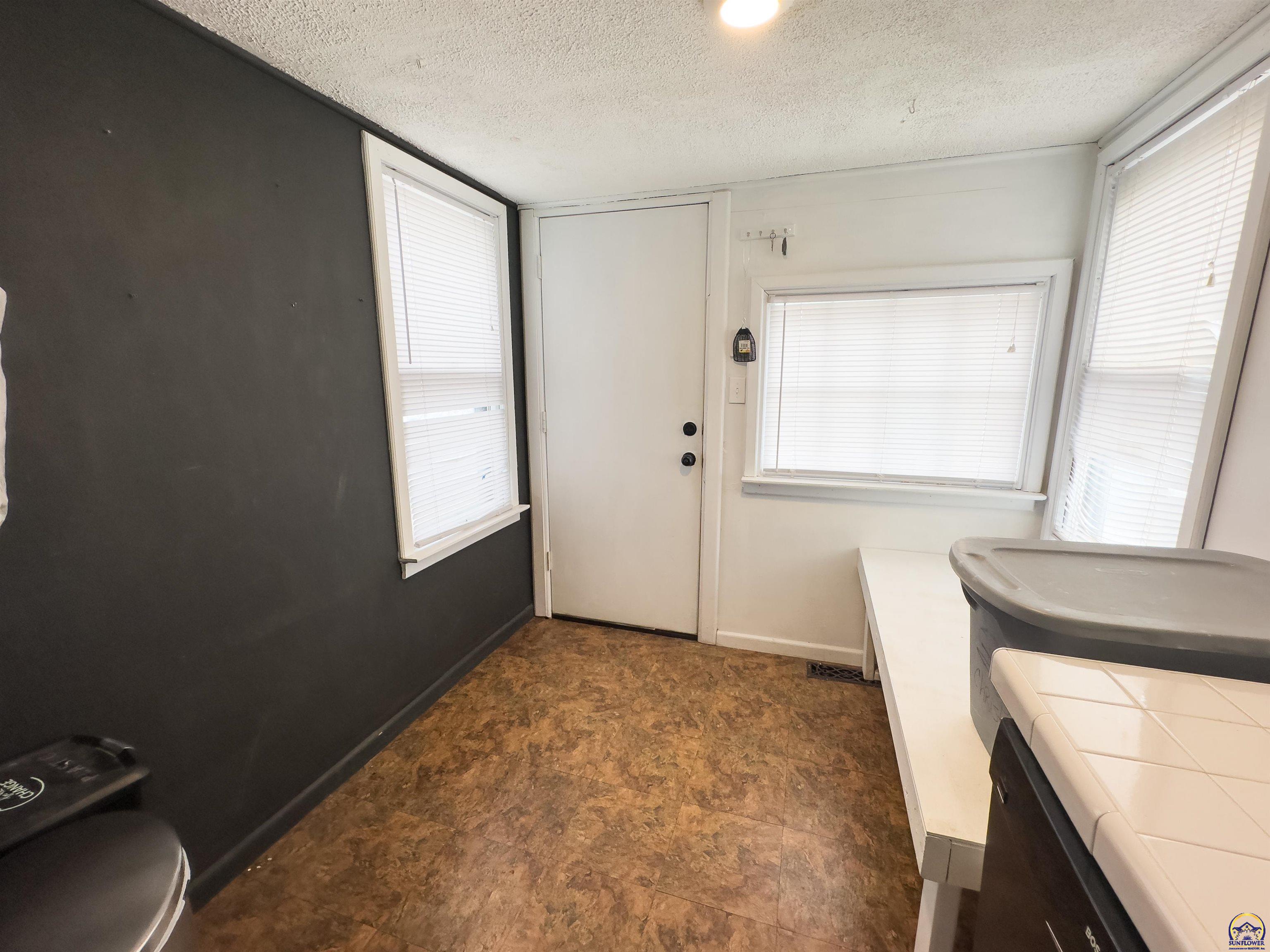 1164 Southwest MacVicar Avenue Topeka, KS 66604 - Photo 8 of 24