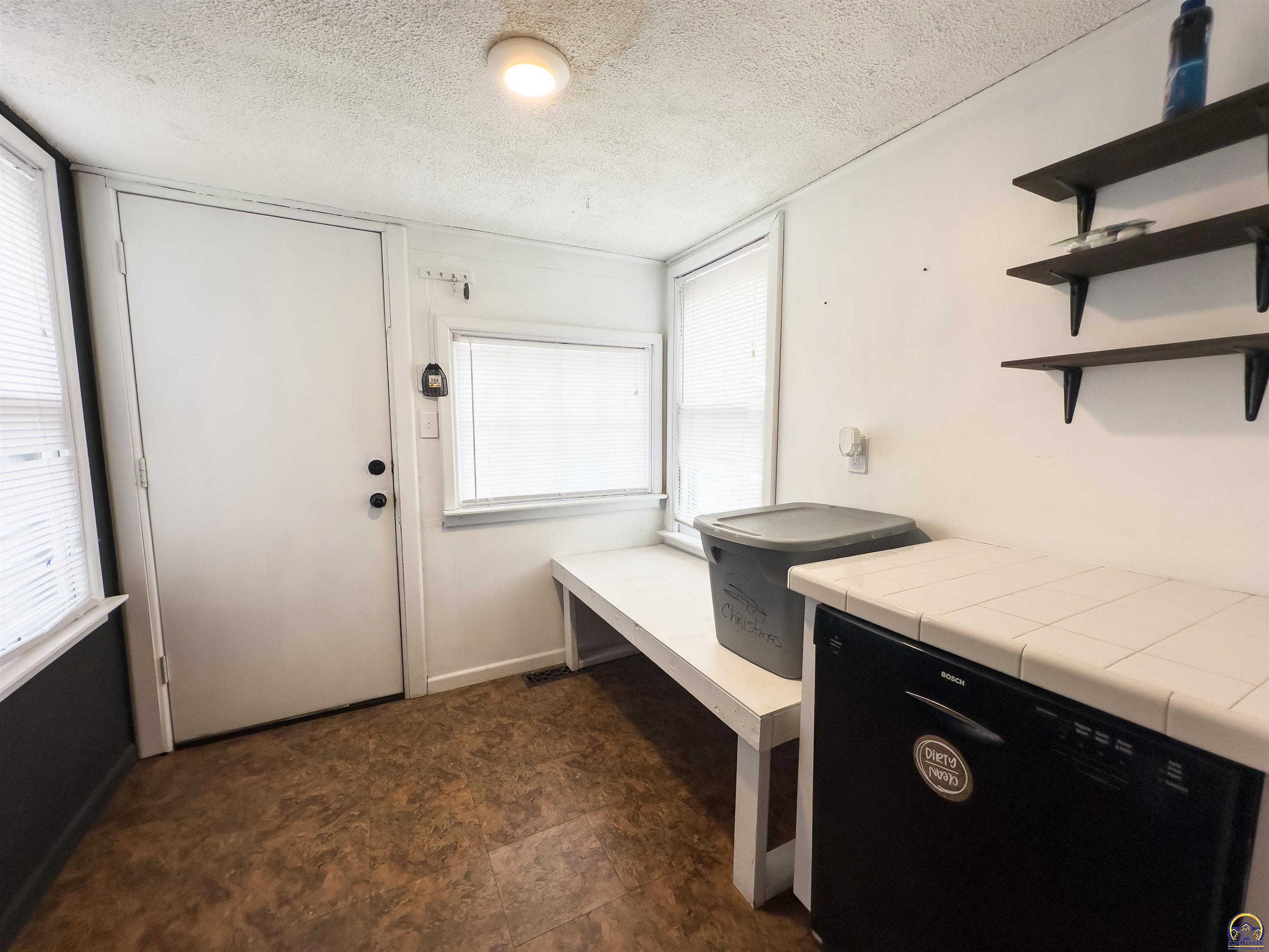 1164 Southwest MacVicar Avenue Topeka, KS 66604 - Photo 9 of 24