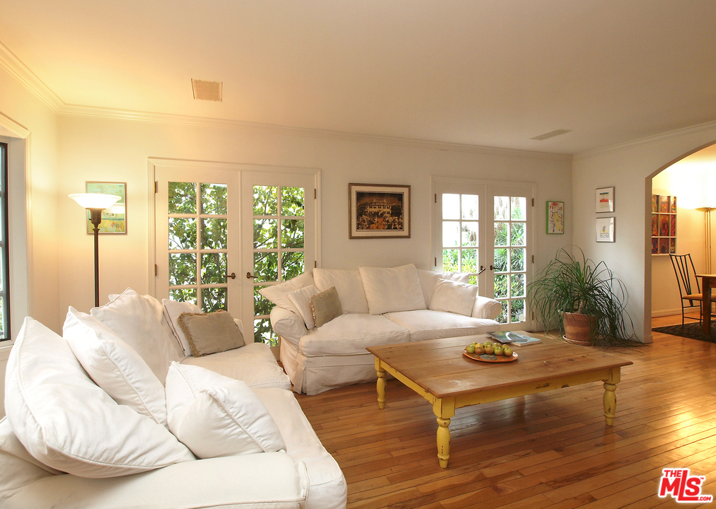 507 West Rustic Road Santa Monica, CA 90402 - Photo 3 of 32 a living room with furniture and wooden floor