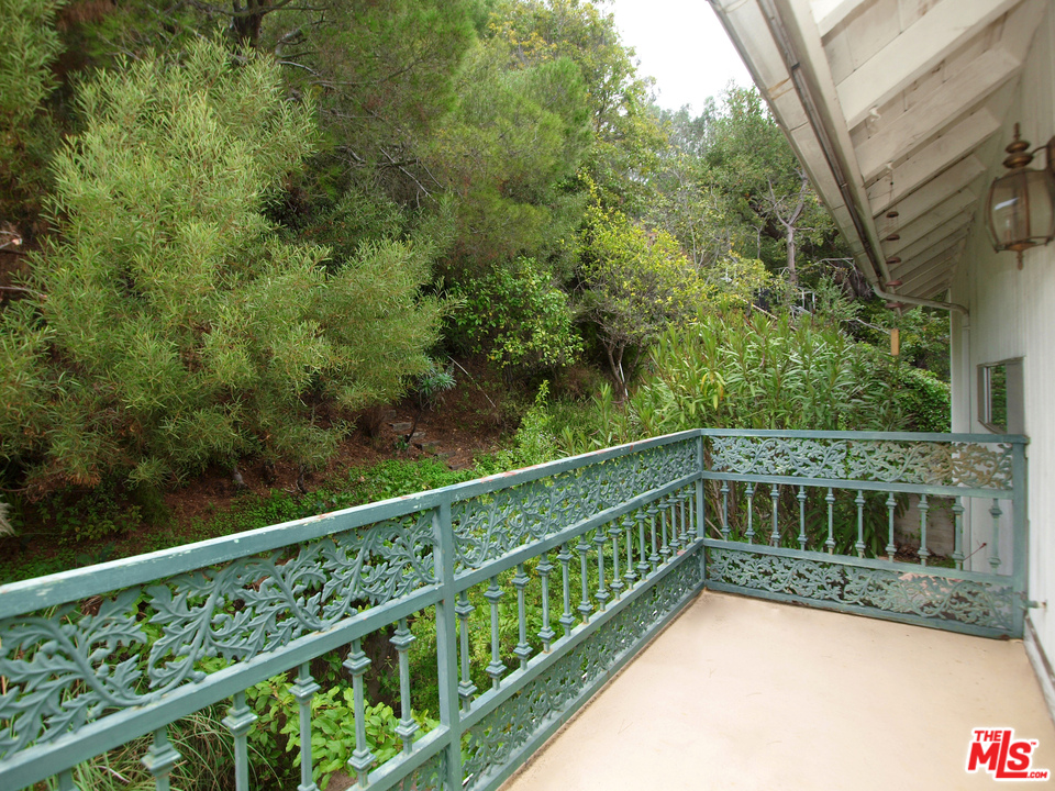 507 West Rustic Road Santa Monica, CA 90402 - Photo 22 of 32 a view of a balcony with yard