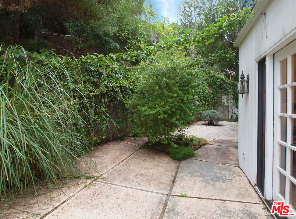 507 West Rustic Road Santa Monica, CA 90402 - Photo 25 of 32 a view of a back yard of the house