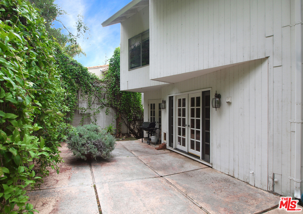 507 West Rustic Road Santa Monica, CA 90402 - Photo 26 of 32 front view of a house