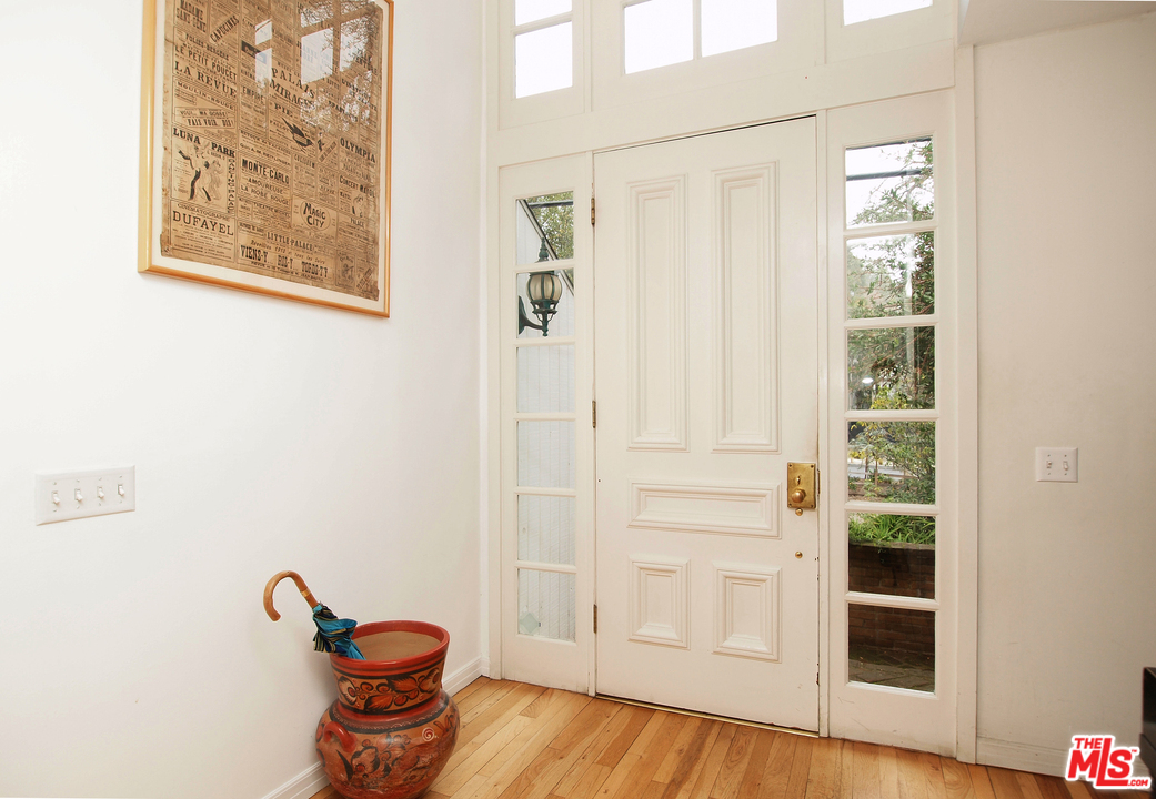 507 West Rustic Road Santa Monica, CA 90402 - Photo 27 of 32 a view of a entryway