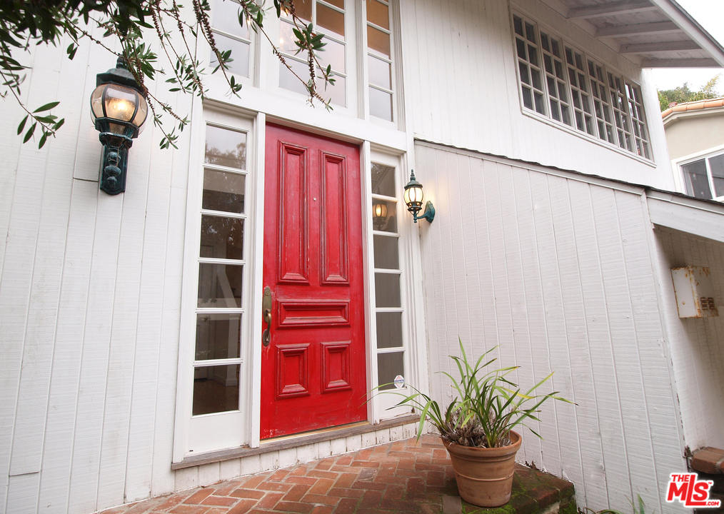 507 West Rustic Road Santa Monica, CA 90402 - Photo 28 of 32 a potted plant in front of a door