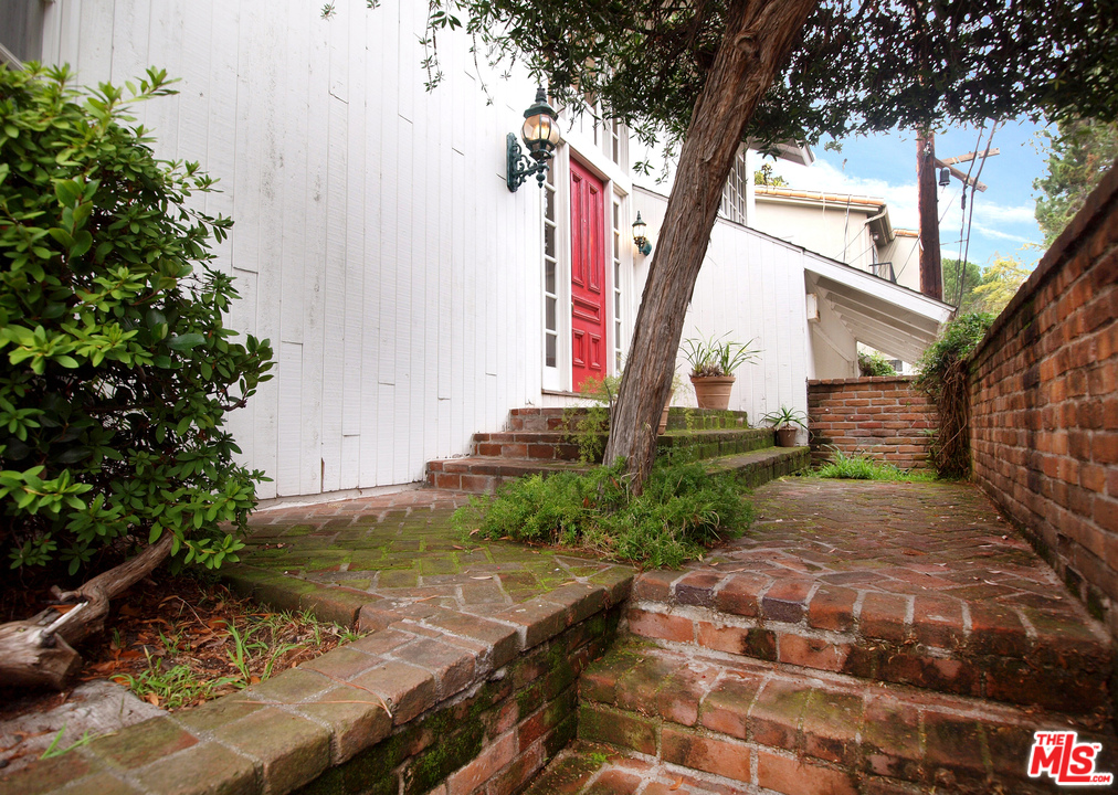 507 West Rustic Road Santa Monica, CA 90402 - Photo 29 of 32 a view of a backyard with large trees