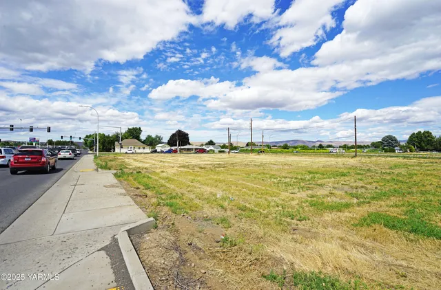 a view of a lake with houses