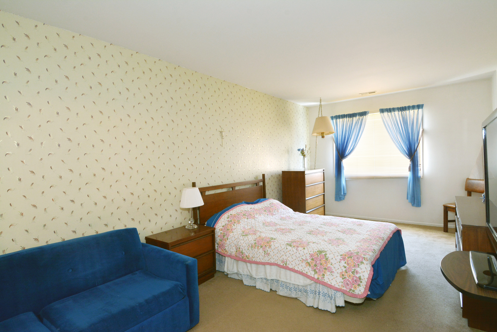 625 West Huntington Commons Road, Unit 205 Mount Prospect, IL 60056 - Photo 14 of 28 Gallery Image 14