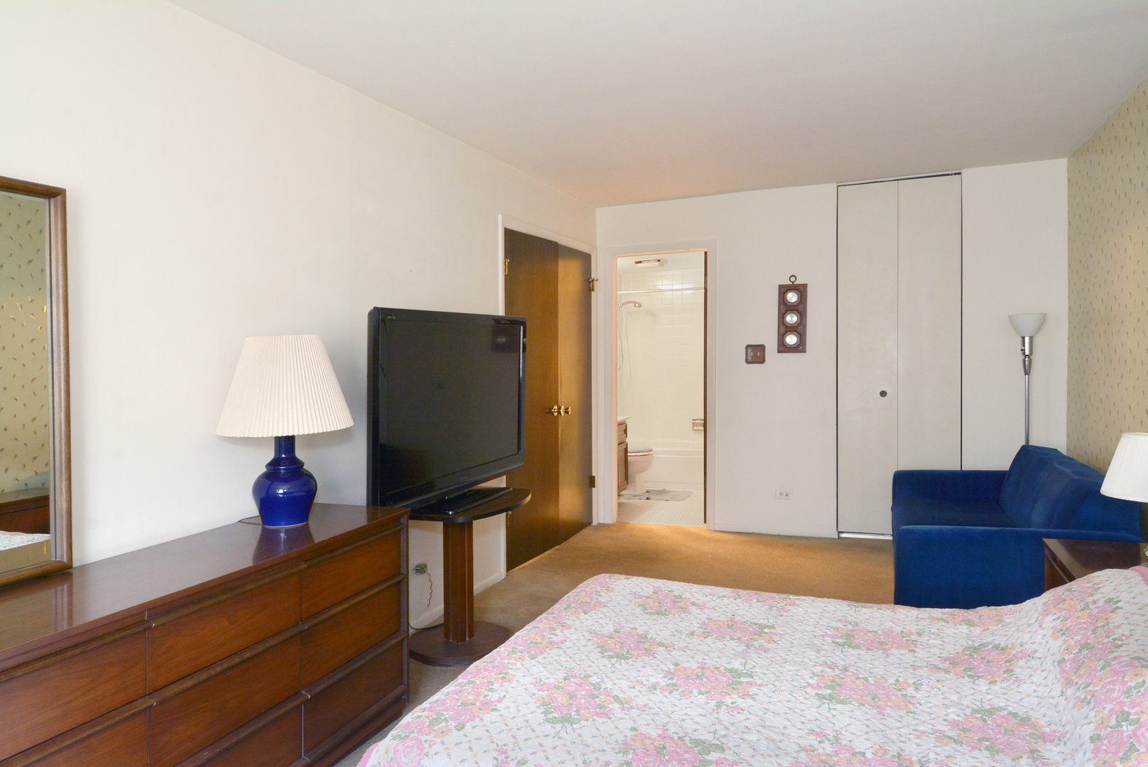 625 West Huntington Commons Road, Unit 205 Mount Prospect, IL 60056 - Photo 15 of 28 Gallery Image 15