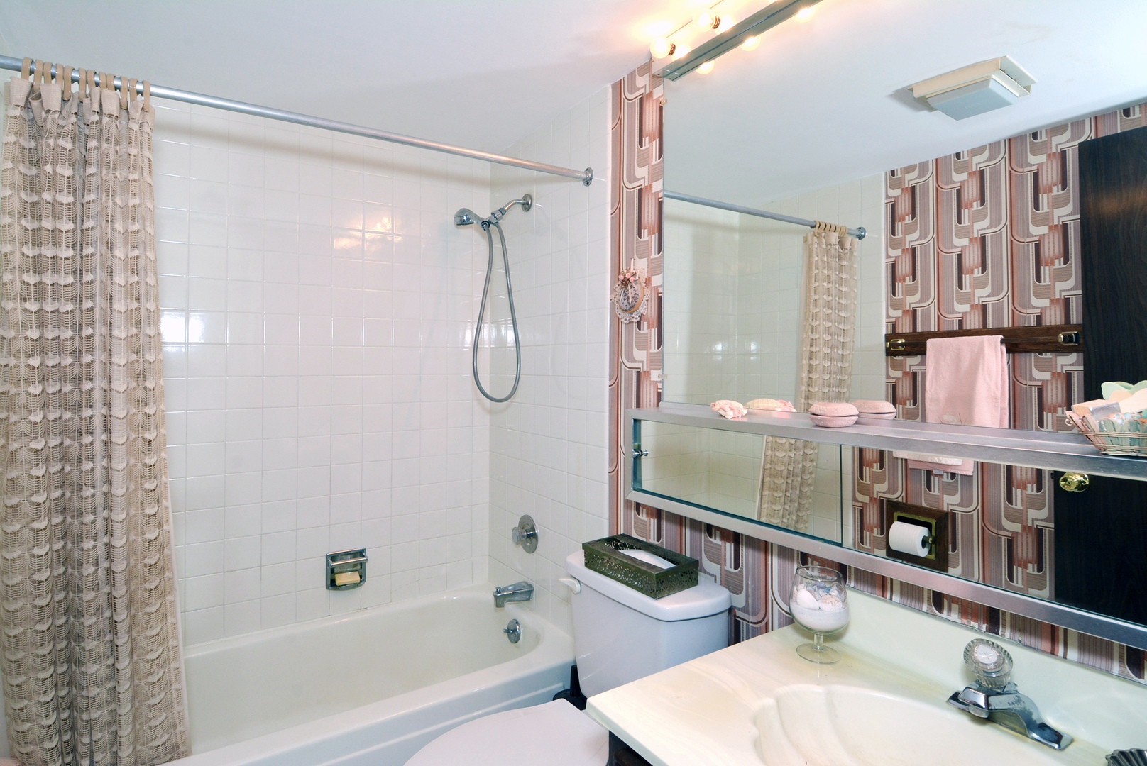 625 West Huntington Commons Road, Unit 205 Mount Prospect, IL 60056 - Photo 20 of 28 Gallery Image 20