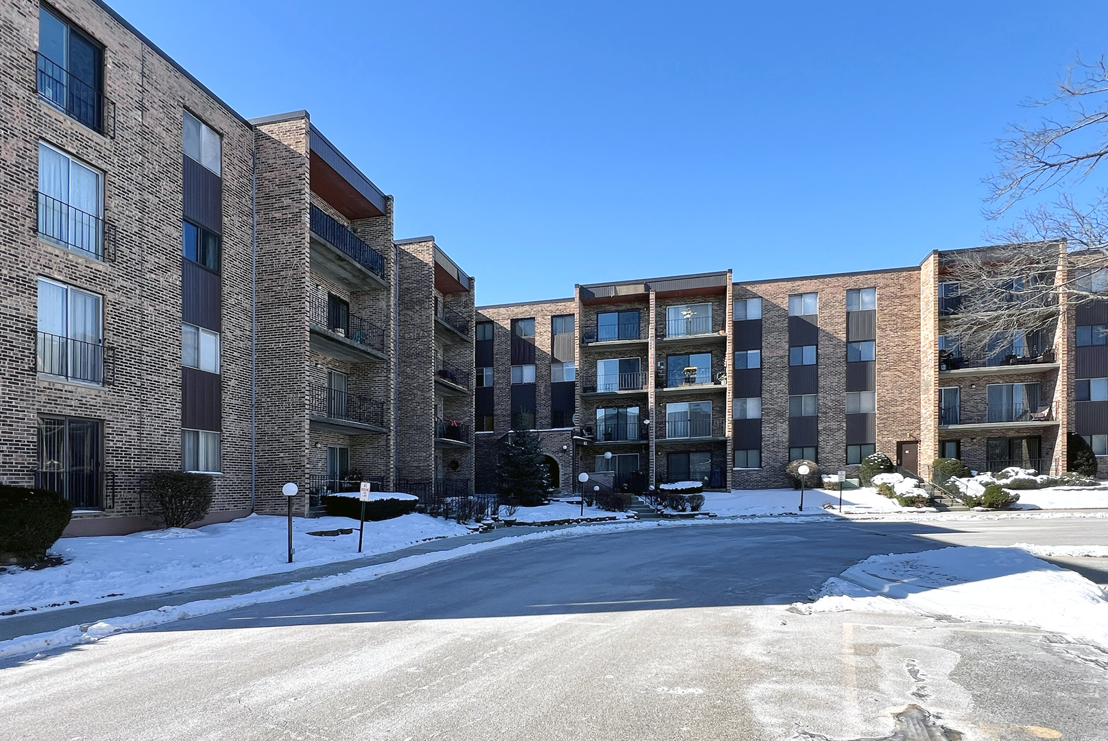 625 West Huntington Commons Road, Unit 205 Mount Prospect, IL 60056 - Photo 2 of 28 Gallery Image 2