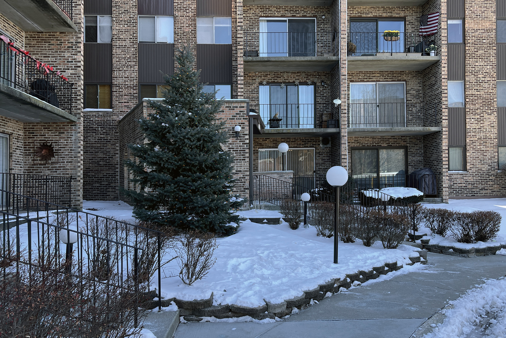 625 West Huntington Commons Road, Unit 205 Mount Prospect, IL 60056 - Photo 3 of 28 Gallery Image 3