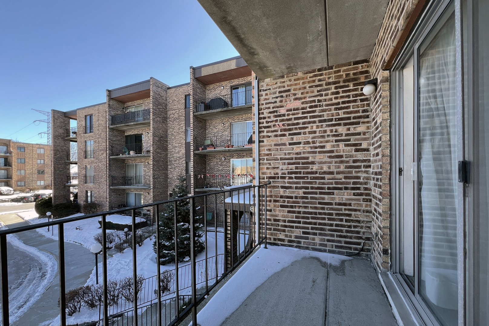 625 West Huntington Commons Road, Unit 205 Mount Prospect, IL 60056 - Photo 4 of 28 Gallery Image 4