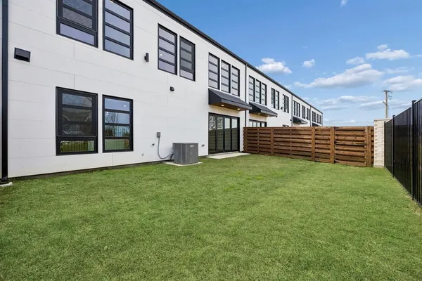 a view of a house with backyard and garden