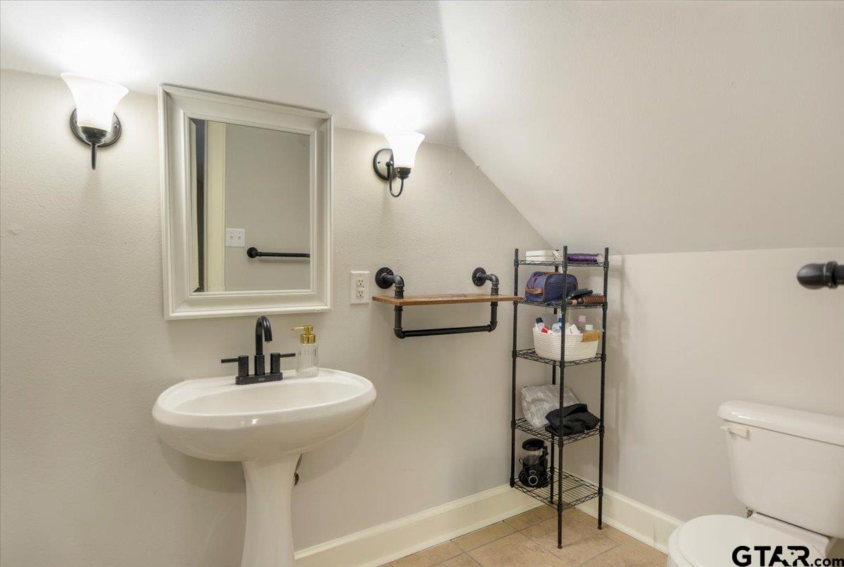 19577 Dove Ridge Lane Lindale, TX 75771 - Photo 27 of 42 a bathroom with a sink toilet and a mirror