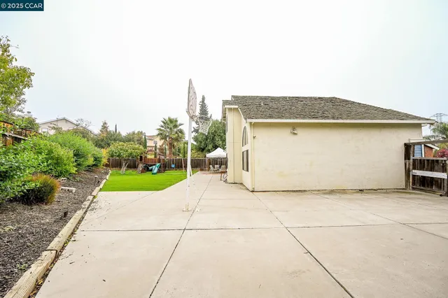 a view of a back yard of the house
