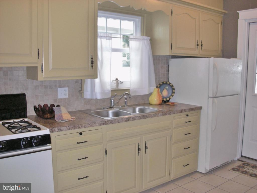 347 Front Street Lititz, PA 17543 - Photo 9 of 38