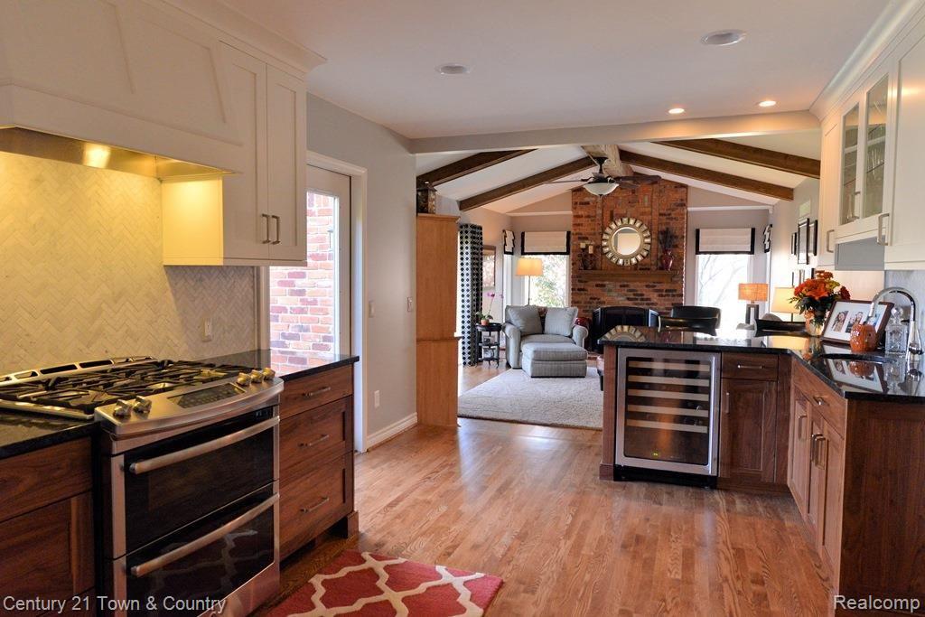 Kitchent to Family Room 57.jpg