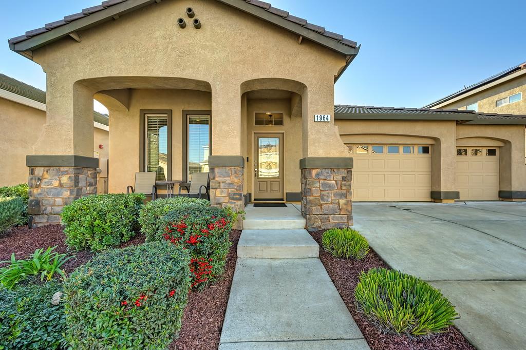 1964 Hartsfield Way Lincoln, CA 95648 - Photo 4 of 37 a front view of a house with garden