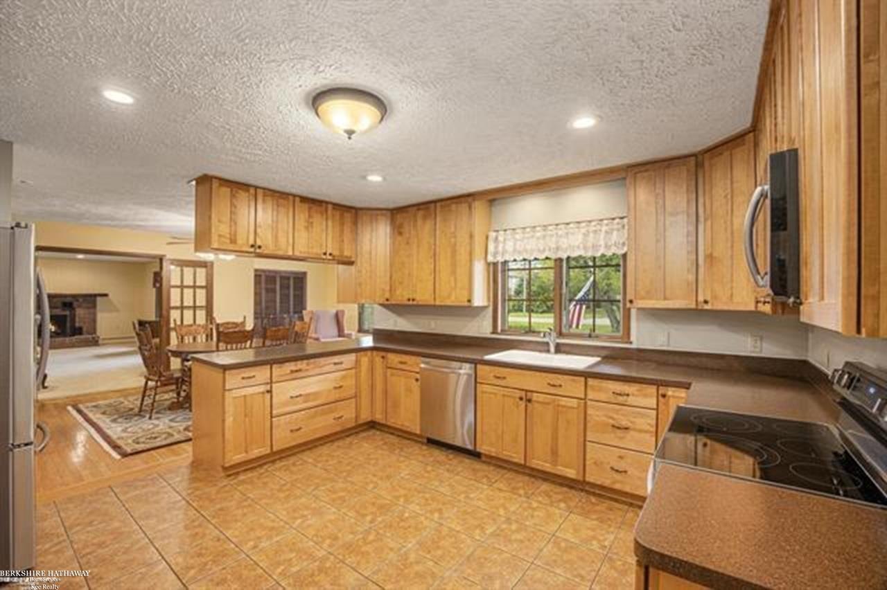 3162 McClure Road Troy, MI 48084 - Photo 2 of 8