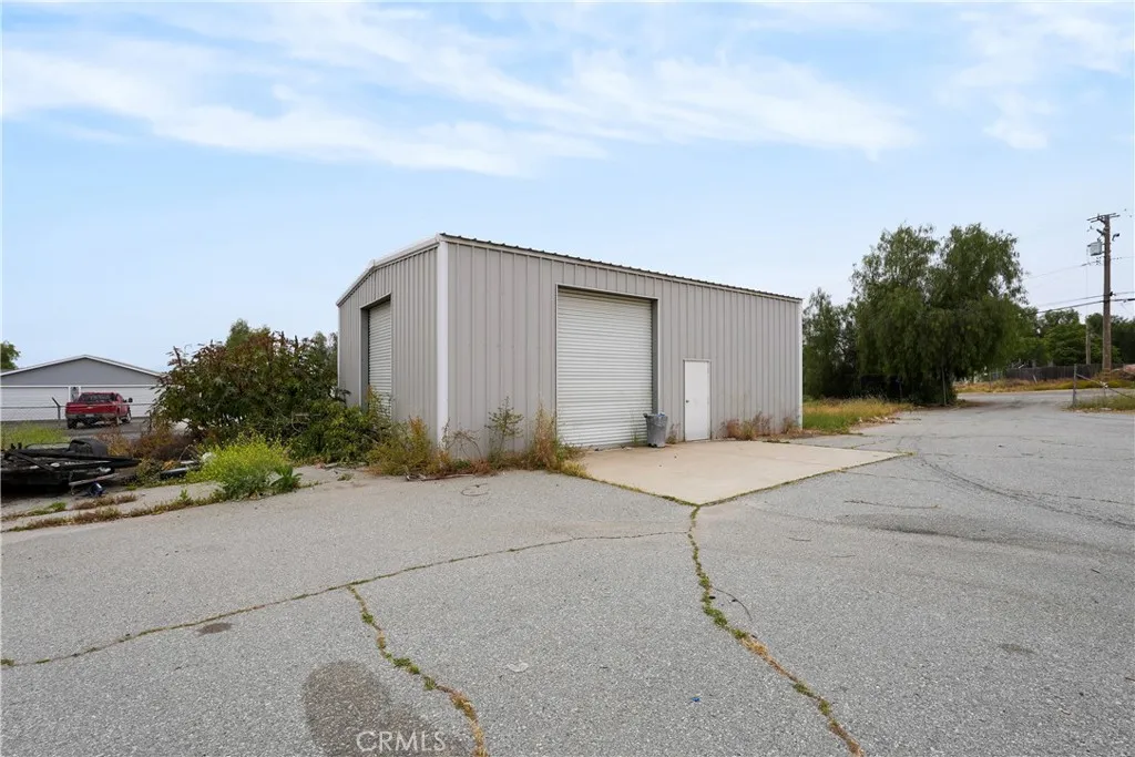 22540 Markham Street Perris, CA 92570 - Photo 8 of 20 a backyard of a house with plants and trees