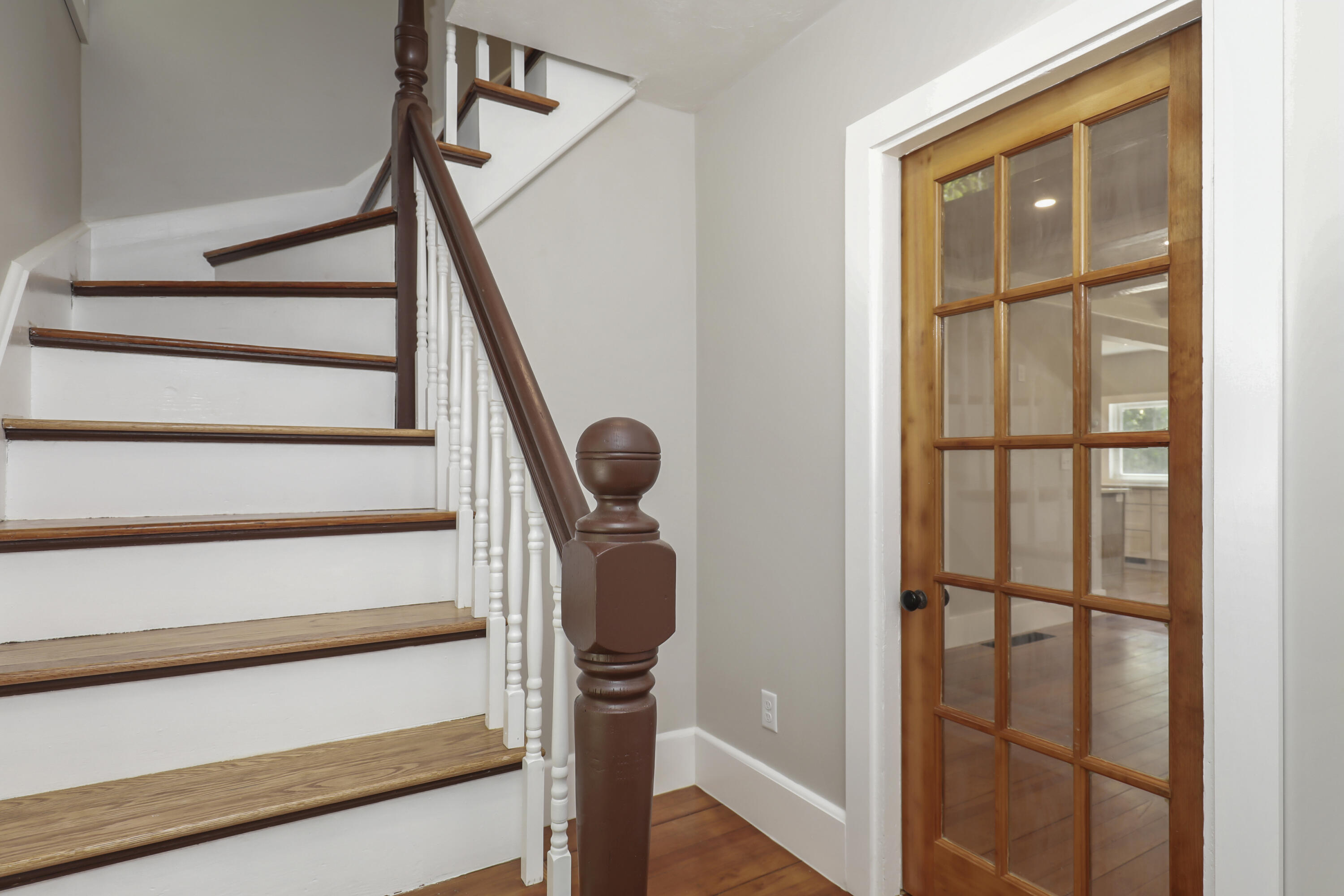 289 Old Main Road North Falmouth, MA 02556 - Photo 7 of 39 004-photo-entrance-hall-9266224