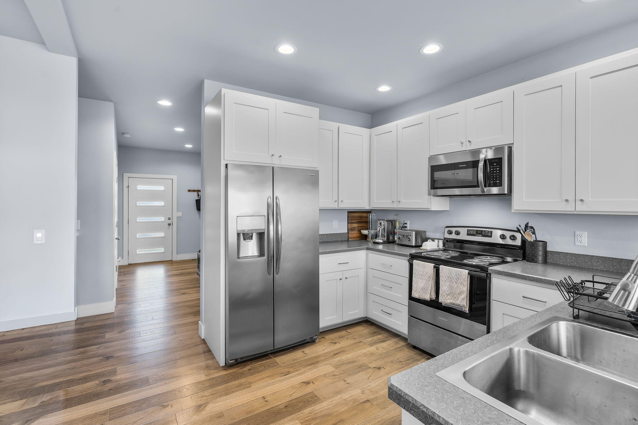 1726 Southwest 27th Street Redmond, OR 97756 - Photo 5 of 31 2026_04_09_1726_SW_27th_St_rdm-16