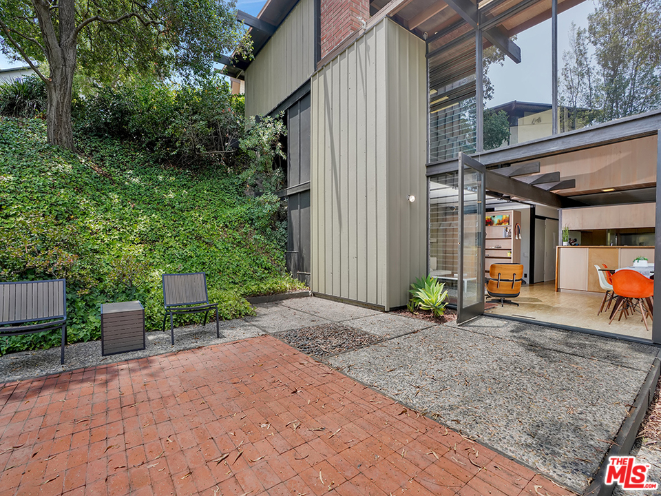 1617 Pleasant Way Pasadena, CA 91105 - Photo 32 of 38 a view of a outdoor space