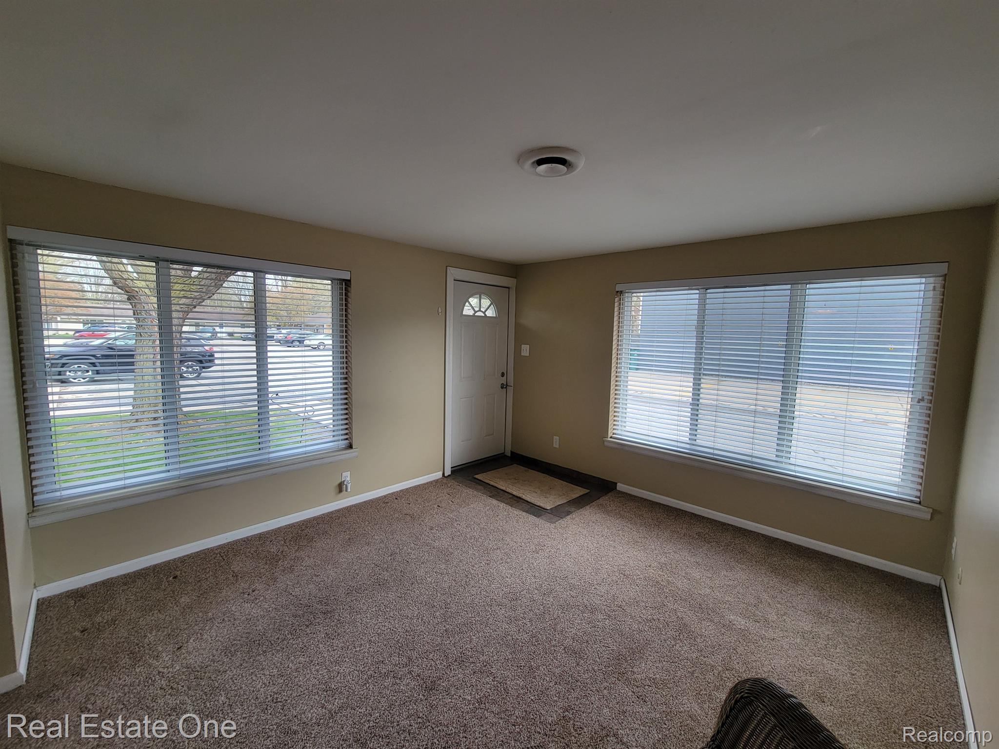 308 North Rochester Road, Unit 1 Clawson, MI 48017 - Photo 3 of 22 Living Room