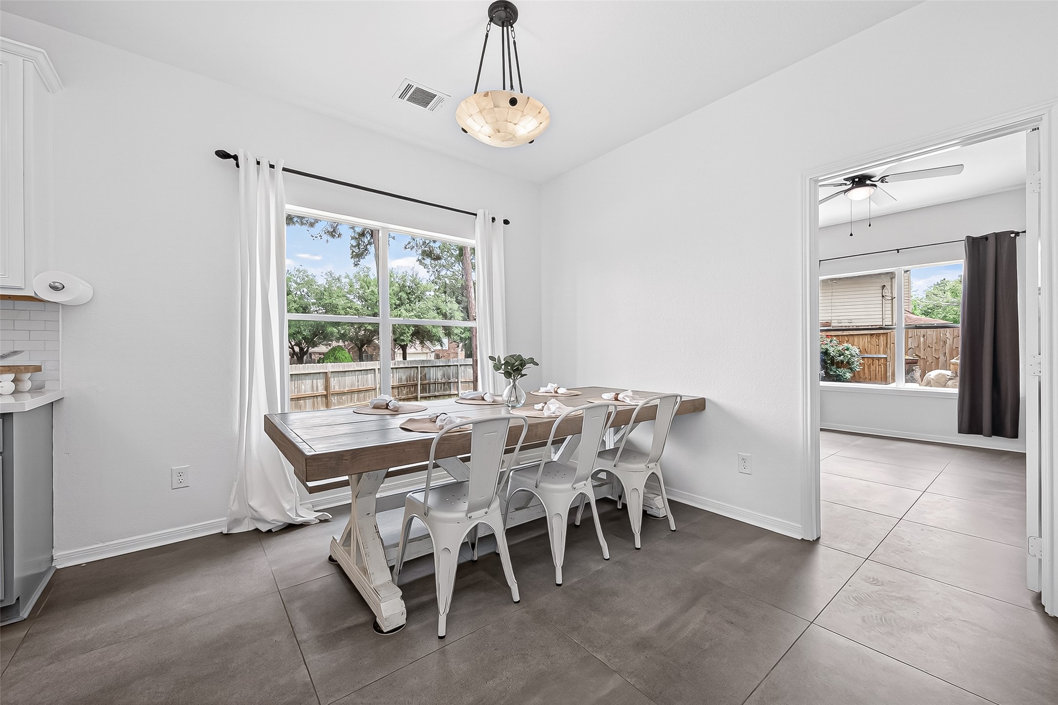 7411 Stonesfield Place Spring, TX 77389 - Photo 11 of 37 1st Floor - Breakfast room - Great for entertaining.