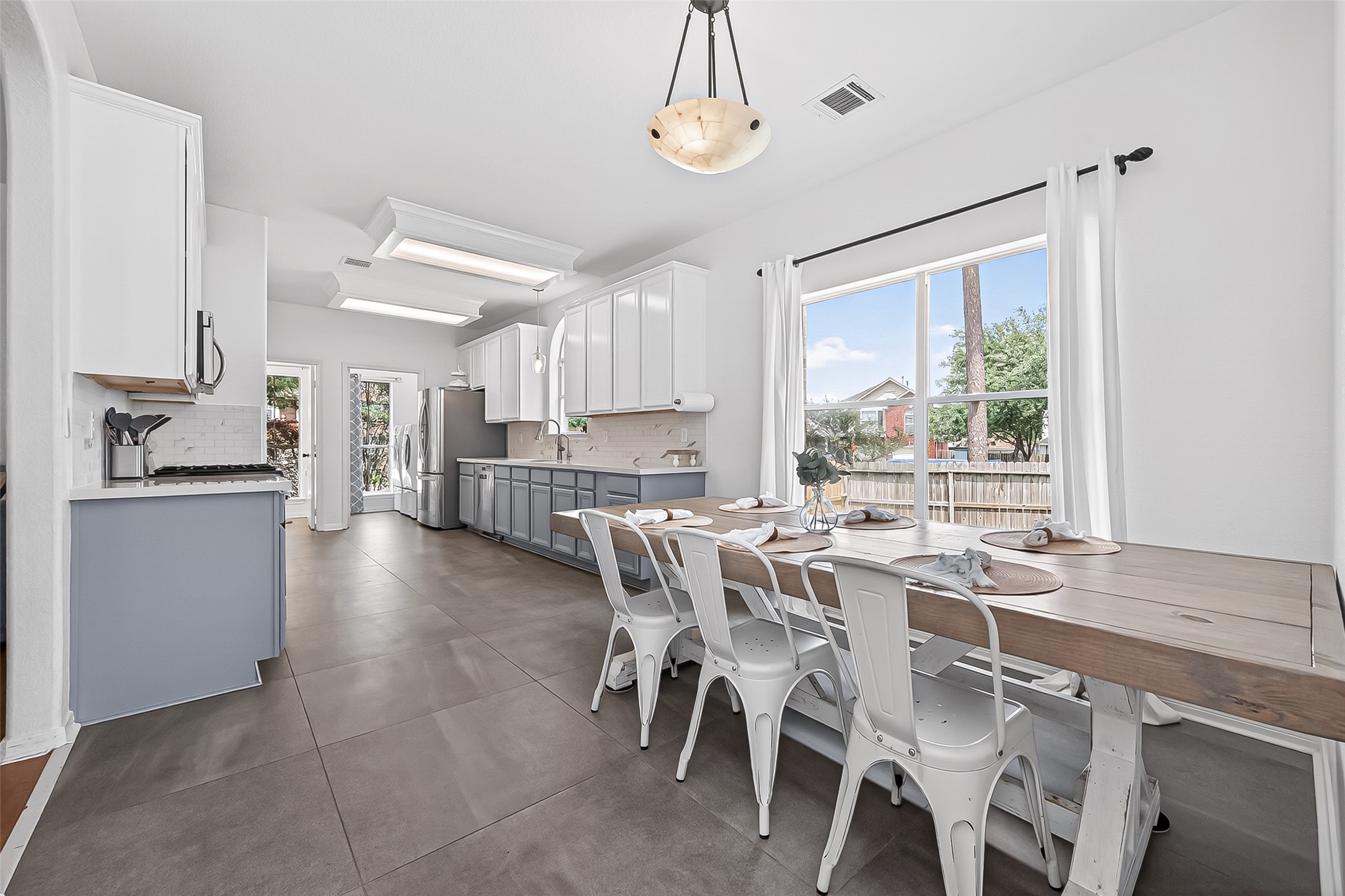7411 Stonesfield Place Spring, TX 77389 - Photo 12 of 37 1st Floor - Oversized Kitchen with breakfast room