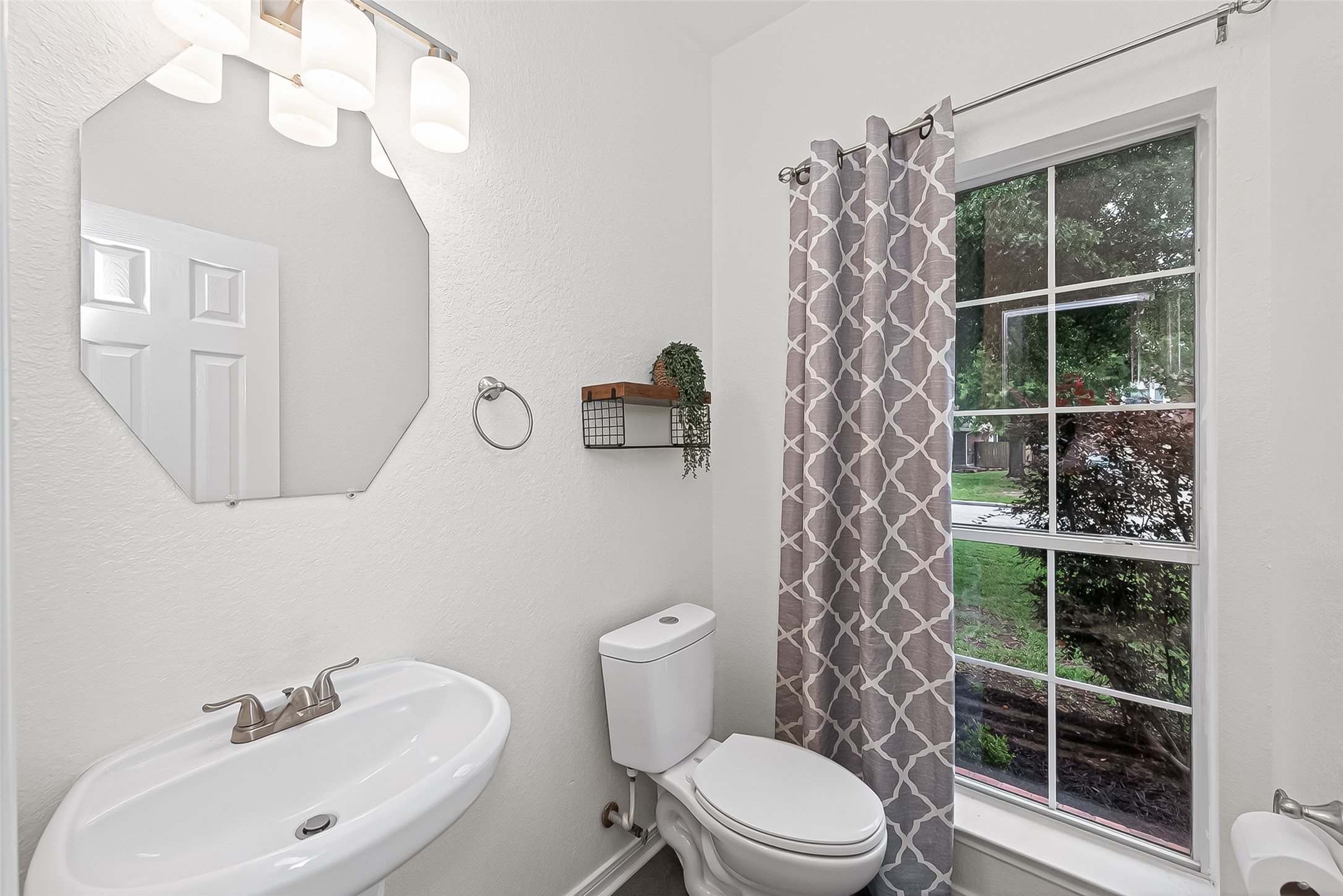 7411 Stonesfield Place Spring, TX 77389 - Photo 14 of 37 1st Floor - Guest half bathroom