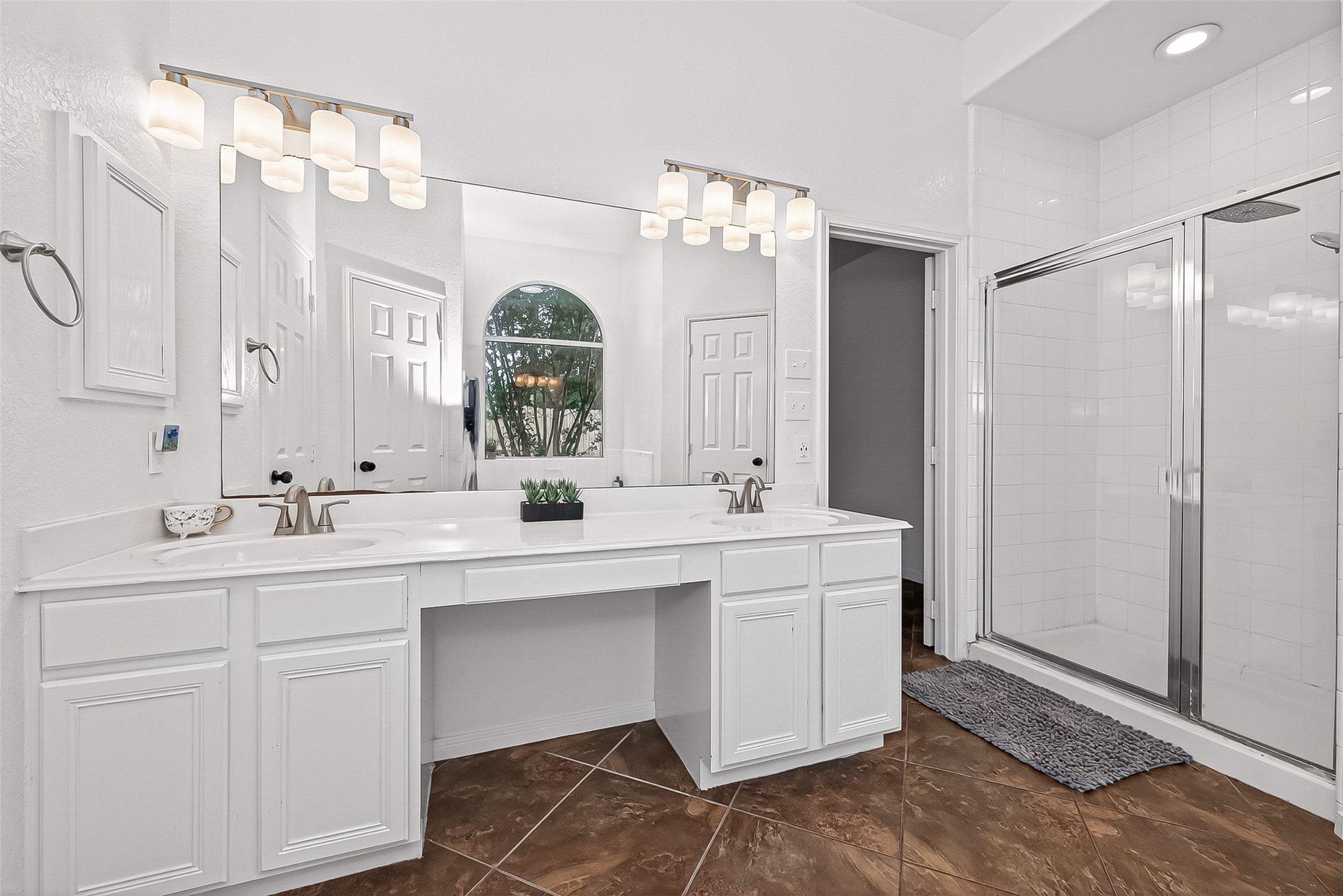 7411 Stonesfield Place Spring, TX 77389 - Photo 17 of 37 1st Floor - Primary Bathroom - Double Sink - Separate Shower / Tub