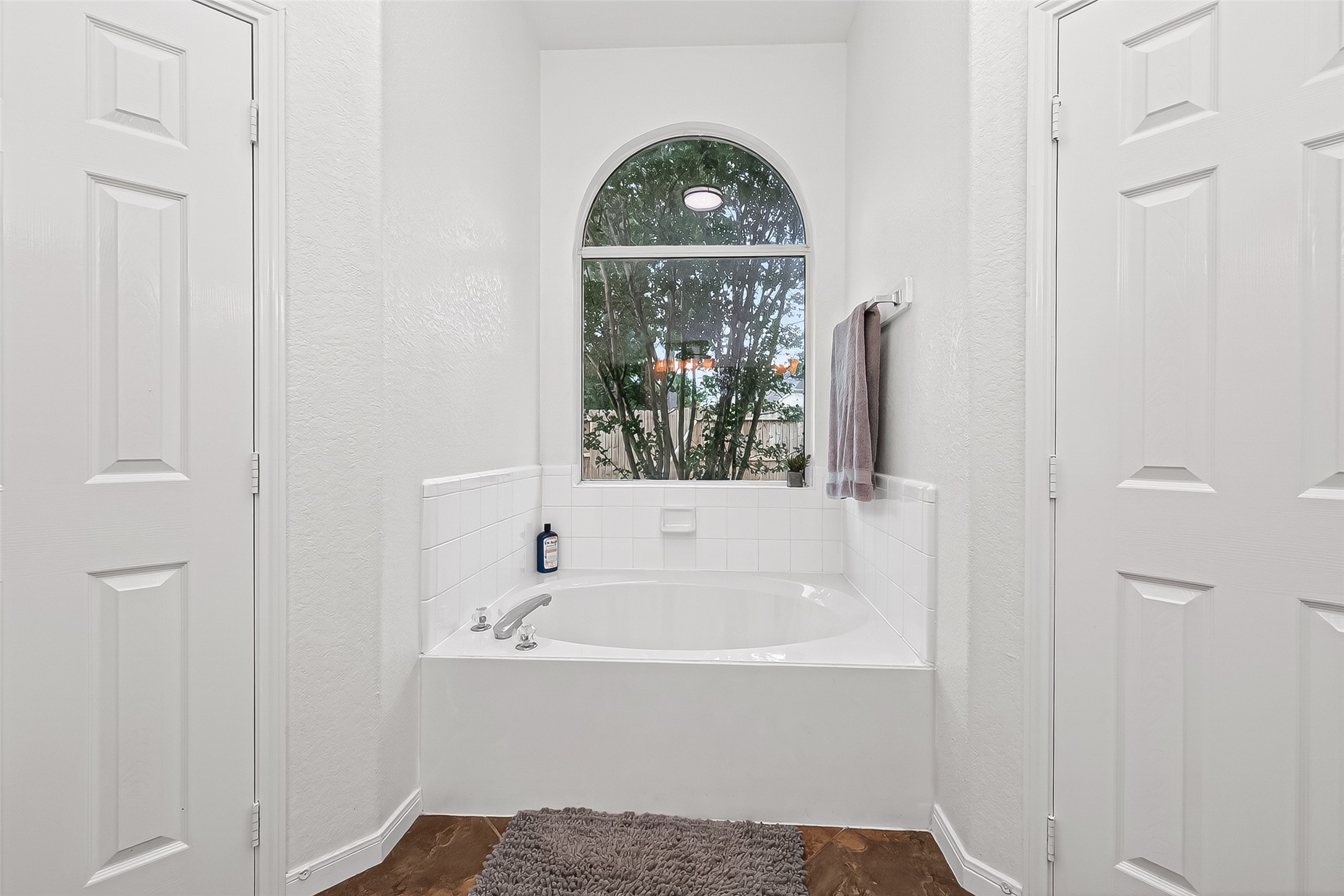 7411 Stonesfield Place Spring, TX 77389 - Photo 18 of 37 1st Floor - Primary Bathroom - Double Sink - Separate Shower / Tub