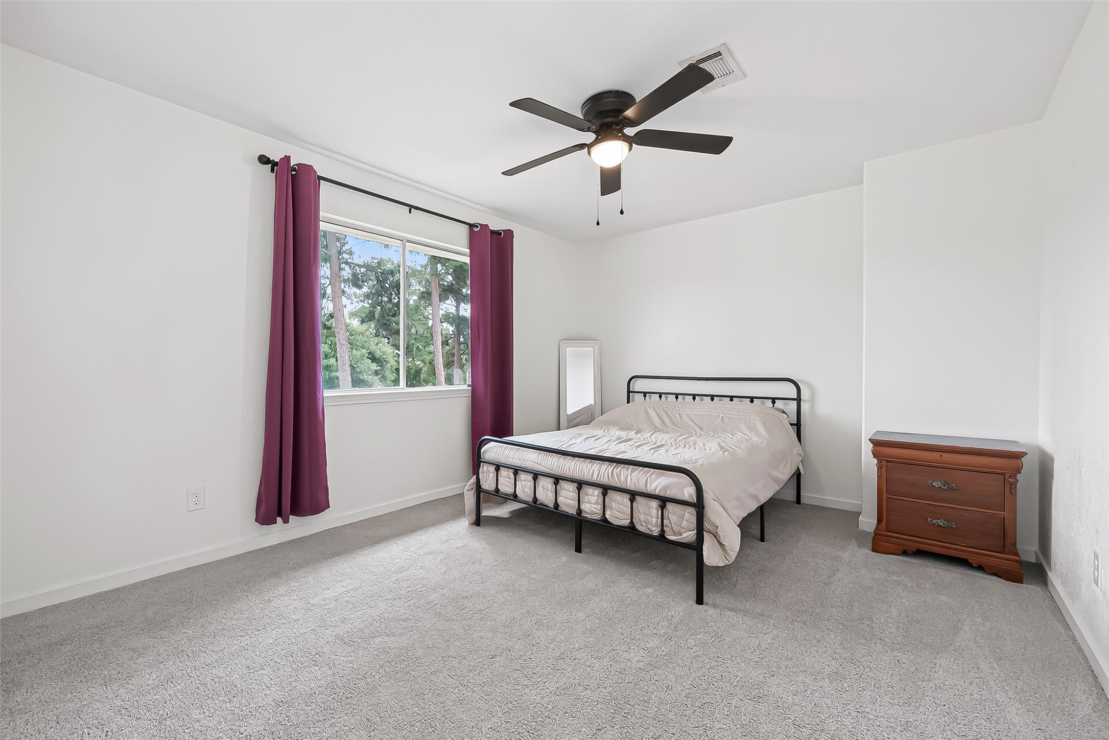 7411 Stonesfield Place Spring, TX 77389 - Photo 26 of 37 2nd Floor - Bedroom 5. High efficiency ceiling fans installed for maximum airflow and lower energy consumption.