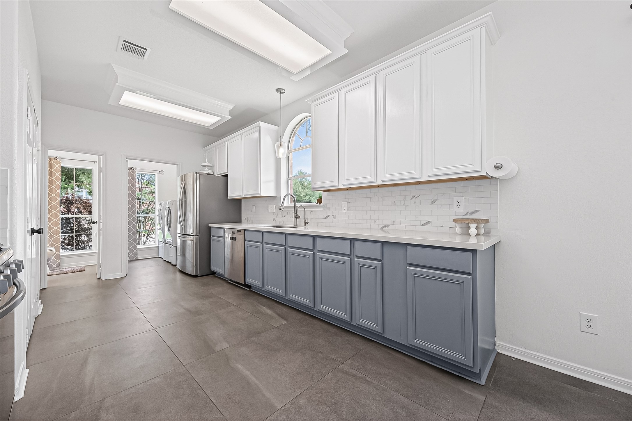 7411 Stonesfield Place Spring, TX 77389 - Photo 9 of 37 1st Floor - Oversized Kitchen. Great natural lighting.