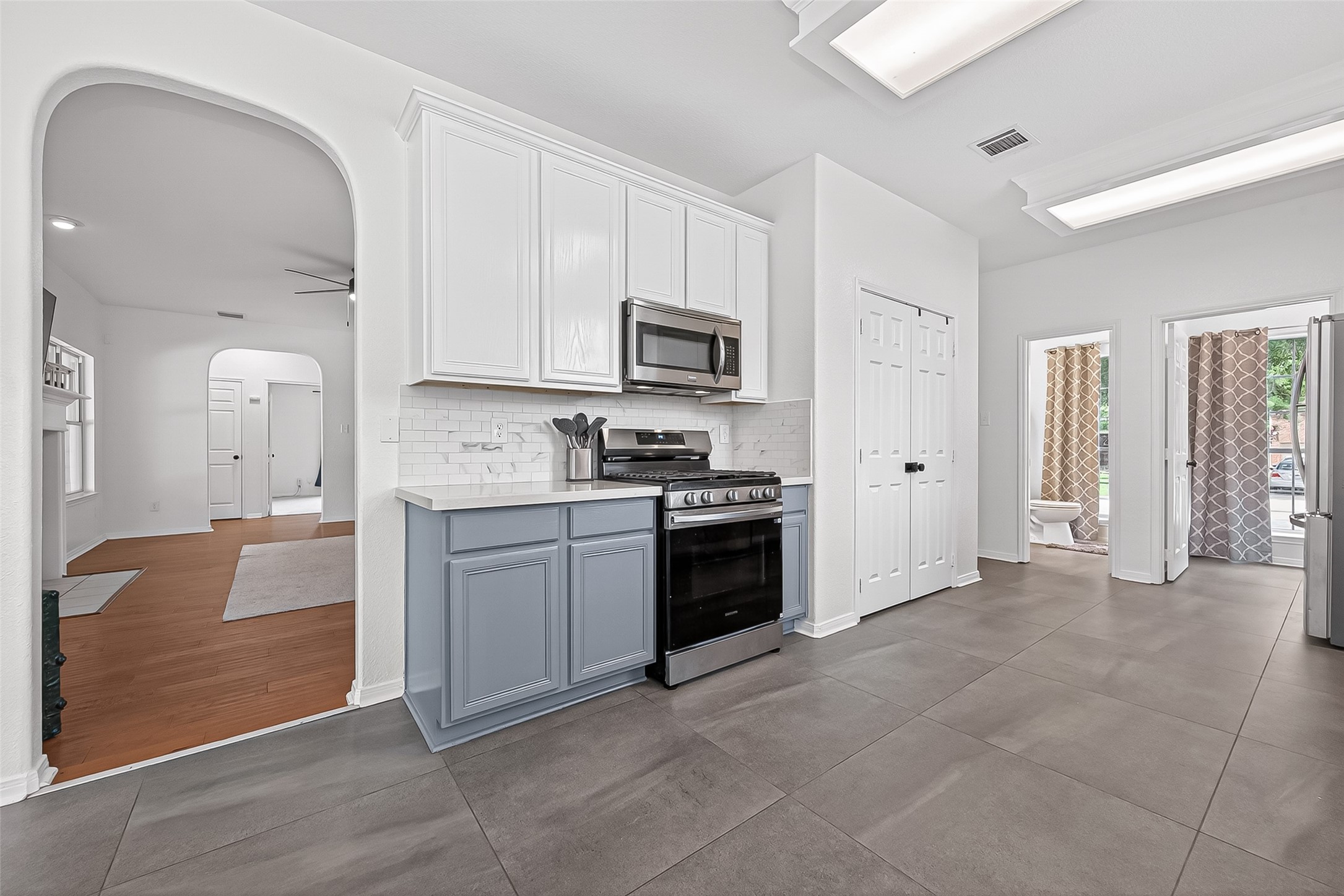 7411 Stonesfield Place Spring, TX 77389 - Photo 10 of 37 1st Floor - Kitchen with gas stove
