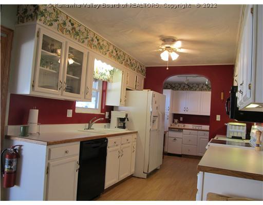 183 Seneca Circle Winfield, WV 25213 - Photo 4 of 13 Kitchen.