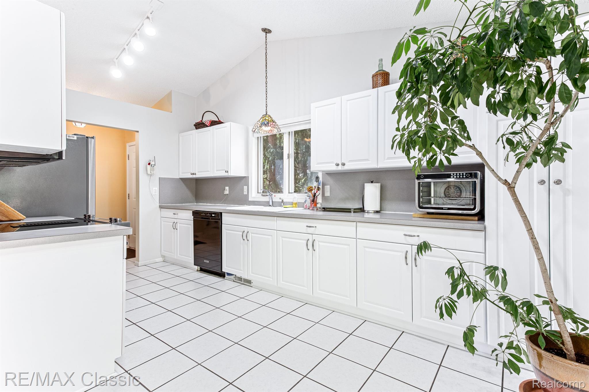 21730 River Ridge Trail Farmington, MI 48335 - Photo 5 of 38 Gallery Image 5