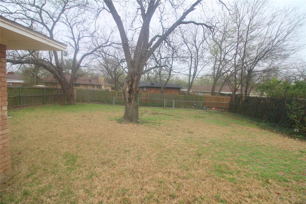 802 Sequoia Drive Lancaster, TX 75146 - Photo 12 of 13 a backyard of a house with lots of green space