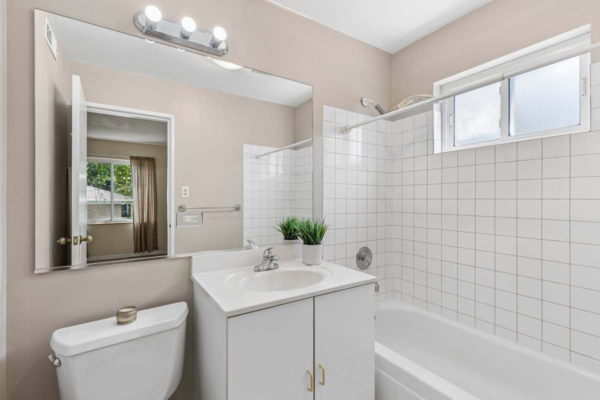 140 Green Bay Road, Unit 2 Glencoe, IL 60022 - Photo 22 of 28 a bathroom with a sink a toilet and shower