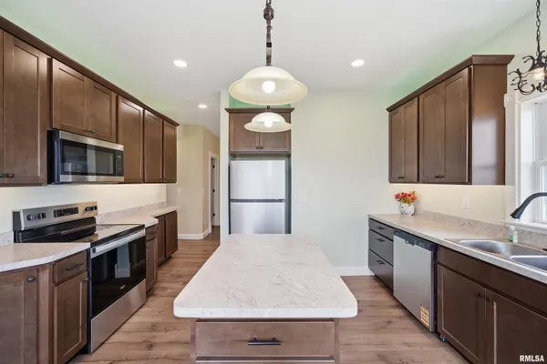 $349,900 | 22014 Highway 40, Edelstein, IL 61526