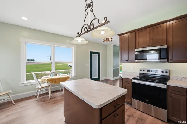 $349,900 | 22014 Highway 40, Edelstein, IL 61526