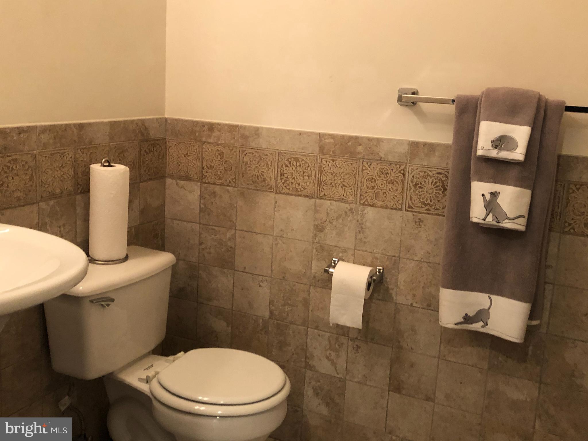 82 Manley Road Pennington, NJ 08534 - Photo 22 of 40 1 ST. FLR. POWDERROOM