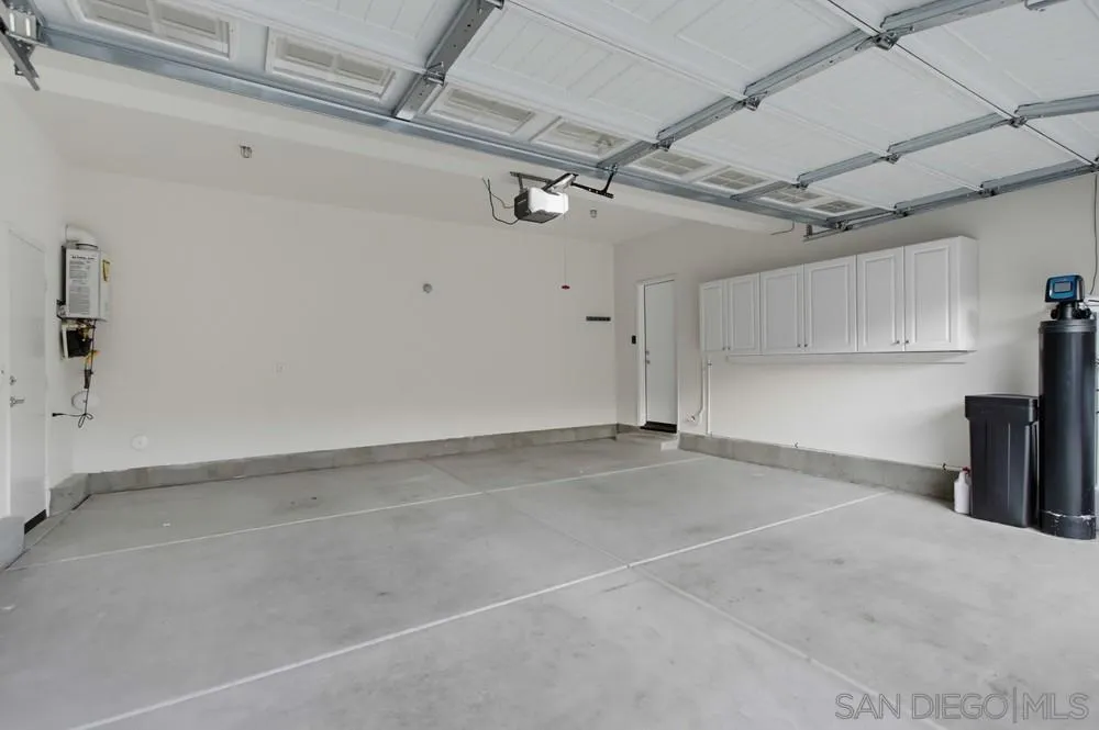 35309 Kinsky Way Fallbrook, CA 92028 - Photo 40 of 62 Garage