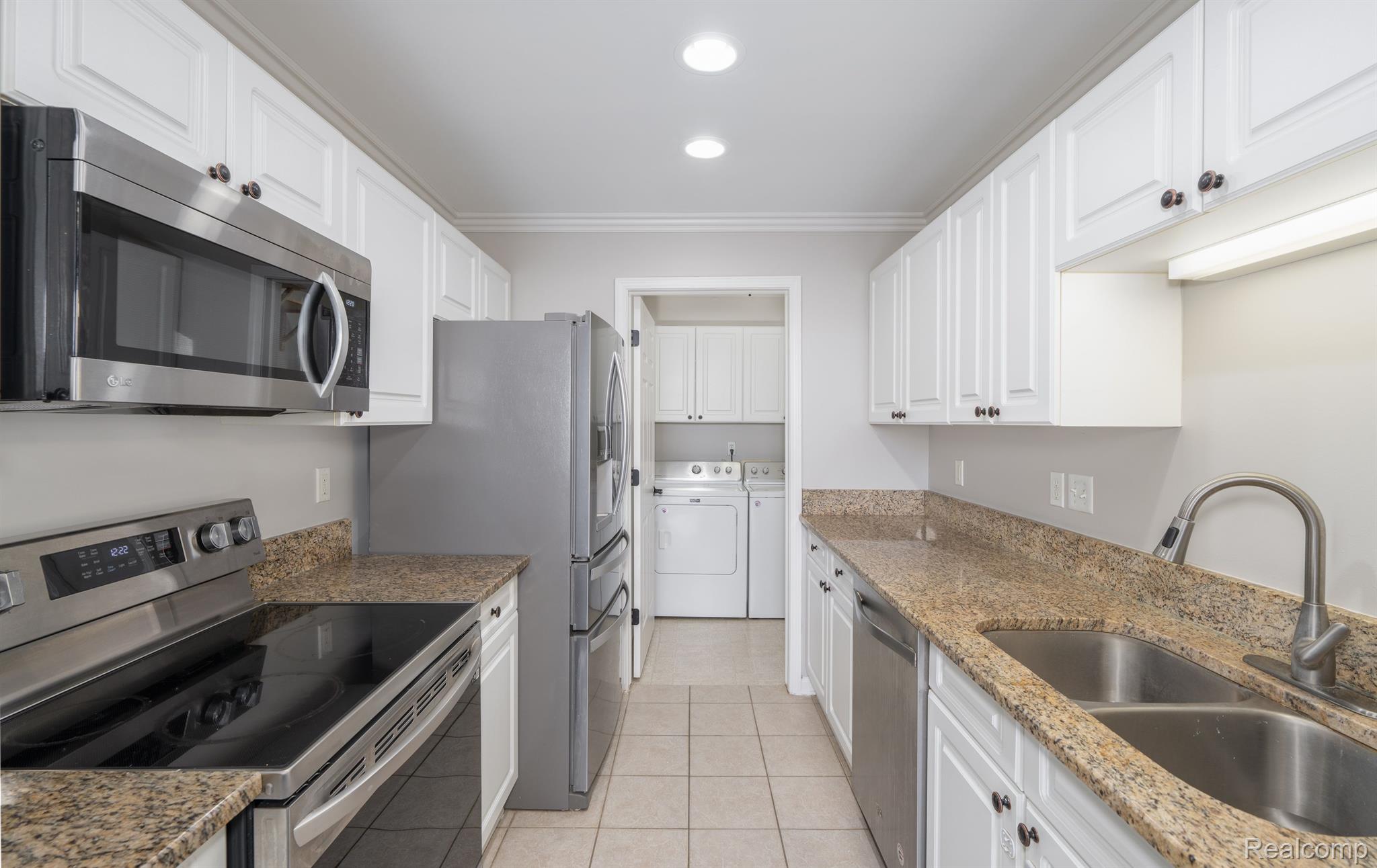 5308 Brookemonte Circle Rochester, MI 48306 - Photo 5 of 26 Kitchen