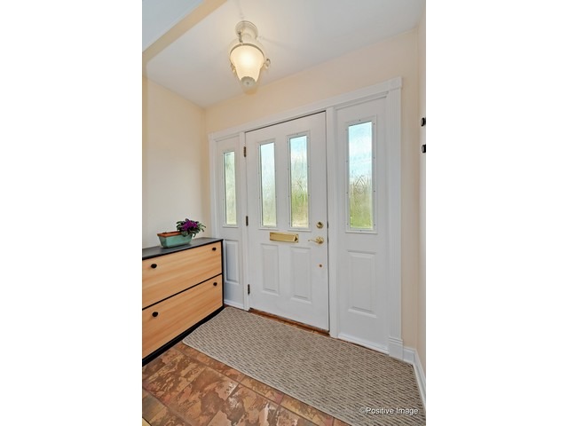 1019 North Delphia Avenue Park Ridge, IL 60068 - Photo 2 of 25 a room with mirror and window