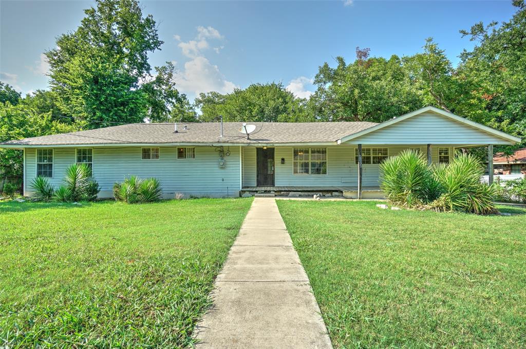 a view of a yard in front of a house