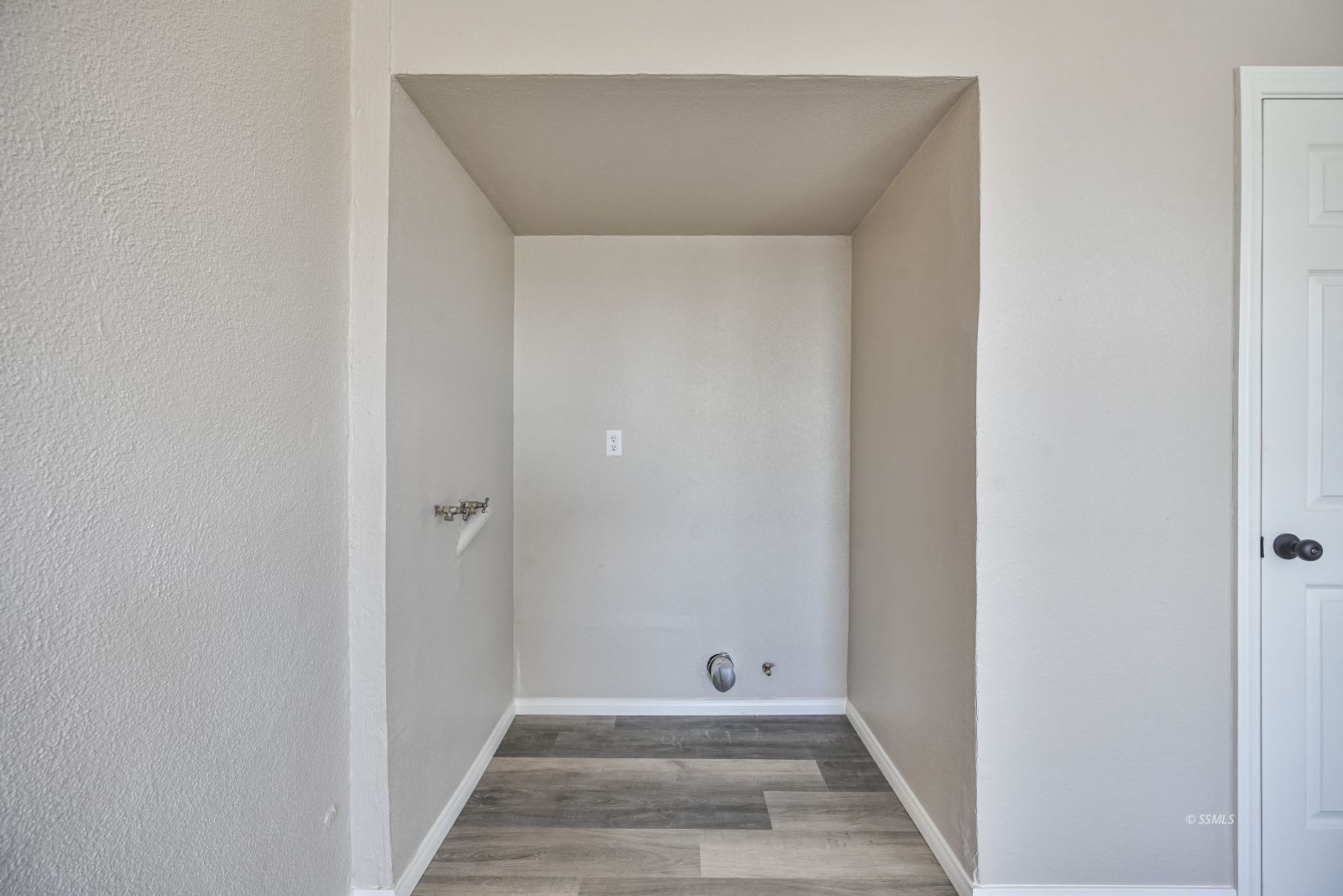 233 North Alvord Street Ridgecrest, CA 93555 - Photo 19 of 32 a view of a hallway with wooden floor